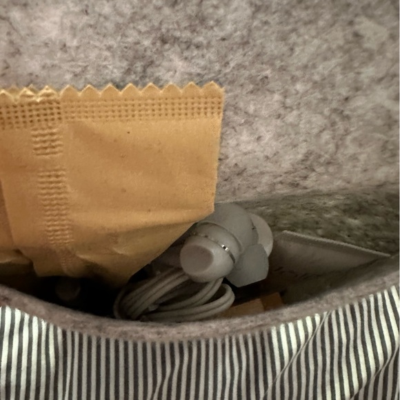 Hawaiian Airlines first class amenities kit - Picture 3 of 5